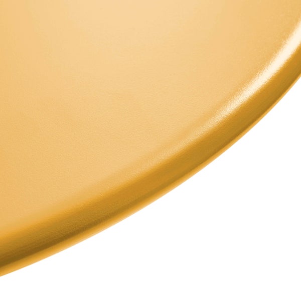 Detailaufnahme einer glatten, gewölbten Metalloberfläche in Gold mit feiner Textur.