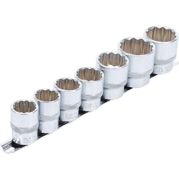 Steckschlüssel-Satz auf einer Metallschiene