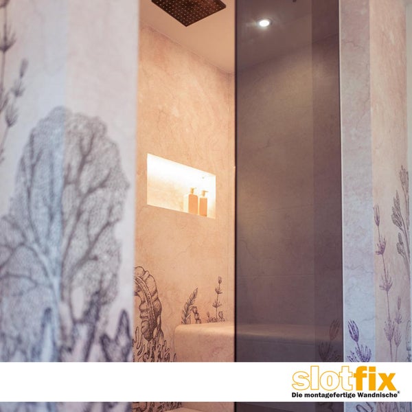 Moderne Dusche mit beleuchteter Wandnische von Slotfix in einem Badezimmer mit botanischem Fliesendesign.