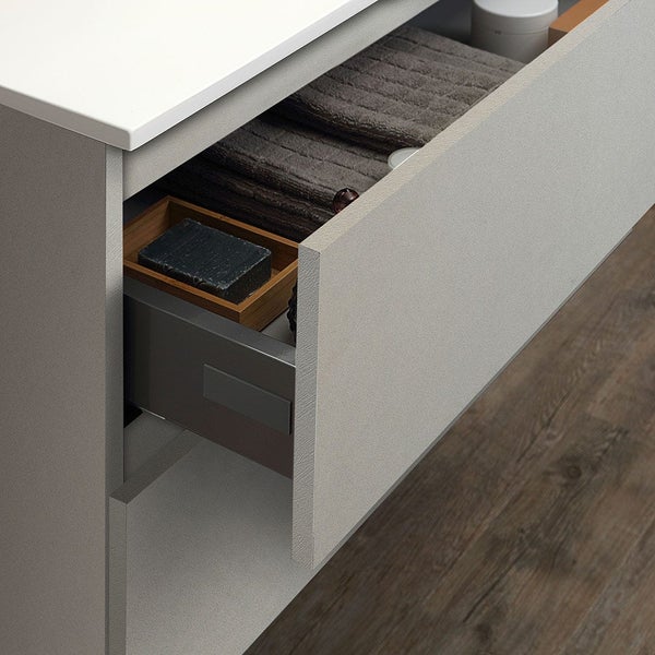 Geöffneter Badezimmerschrankauszug mit Handtüchern und Seife