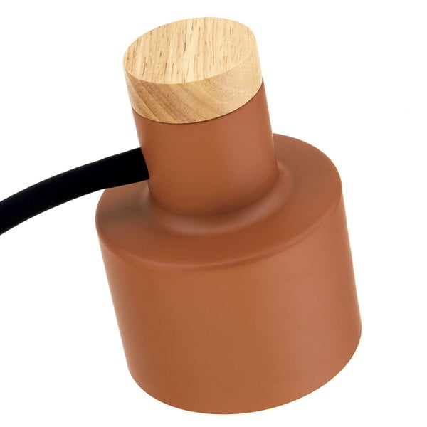 Detailansicht einer braunen Lampenfassung mit Holzelement und schwarzem Kabel.