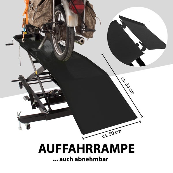 Motorrad auf einer Hebebühne mit Auffahrrampe, die circa 84 cm lang und circa 50 cm breit ist. Die Auffahrrampe ist abnehmbar.