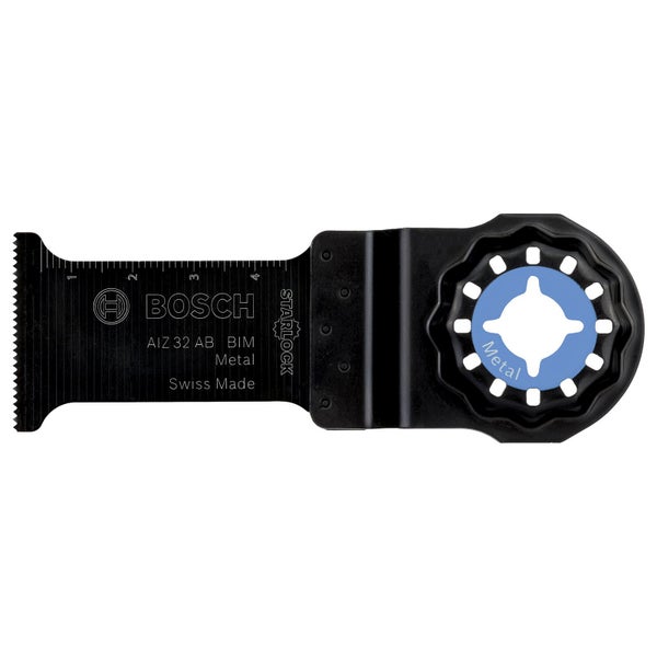 Hochdruckreiniger im Einsatz zum Reinigen einer Garagenwand