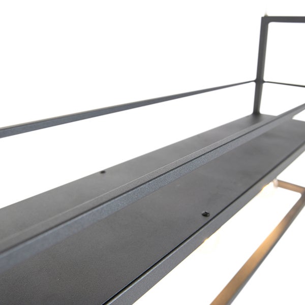 Detailansicht eines schwarzen Wandregals mit zwei Ablageflächen