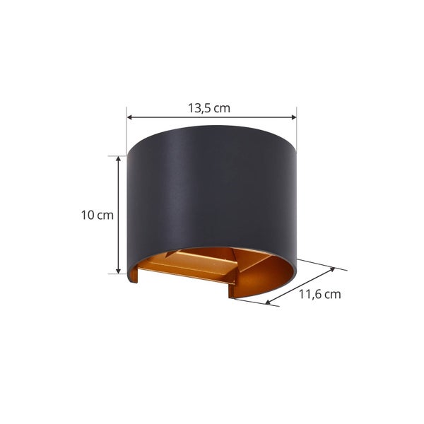 Wandleuchte in Schwarz und Gold mit Maßen: Breite 13,5 Zentimeter, Höhe 10 Zentimeter und Tiefe 11,6 Zentimeter.