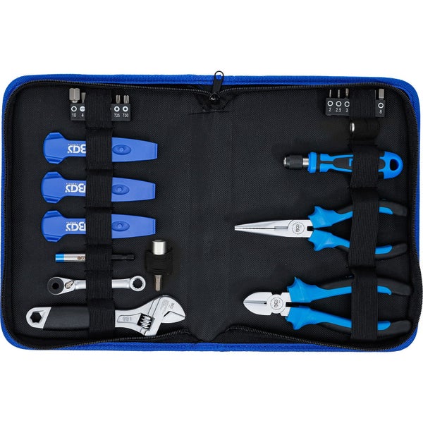 Werkzeugset in blauer Tasche mit Reißverschluss, enthält Zangen, Rollgabelschlüssel, Ratschenschlüssel, Reifenheber und Bits.
