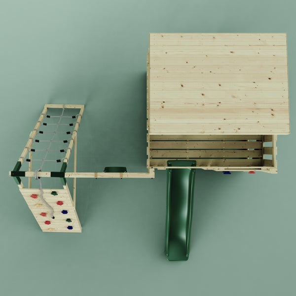Spielturm aus Holz in der Draufsicht mit grüner Rutsche, Kletterwand mit bunten Griffen und Kletternetz.