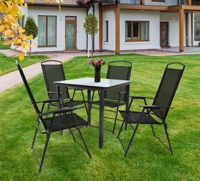 Gartensitzgruppe mit Tisch und vier Stühlen auf einer Rasenfläche