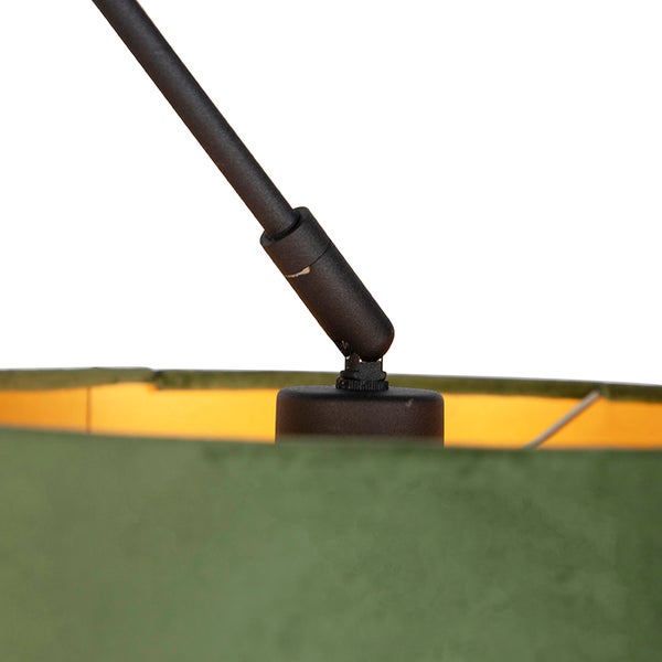 Detailansicht eines verstellbaren Lampenarms aus Metall an einem Stoffschirm.