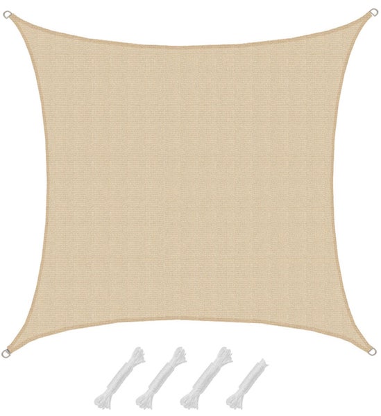 Quadratisches Sonnensegel in Beige mit konkaven Seiten, D-Ringen an den Ecken und vier Befestigungsseilen.