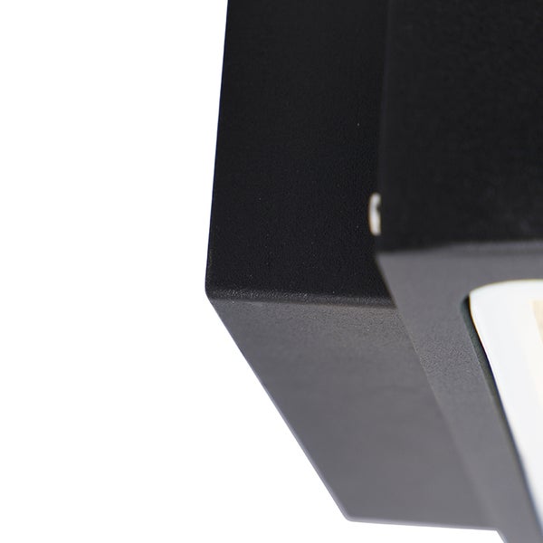 Detailaufnahme einer schwarzen Außenwandleuchte mit strukturierter Metalloberfläche.