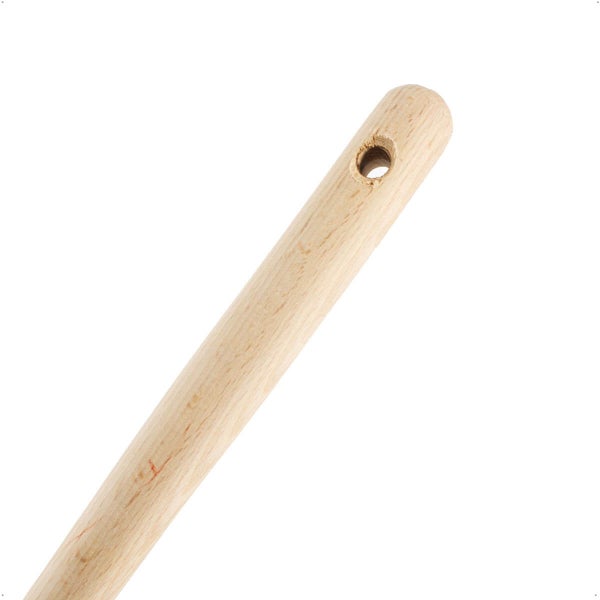 Nahaufnahme eines Holzstiels mit Aufhängeloch.