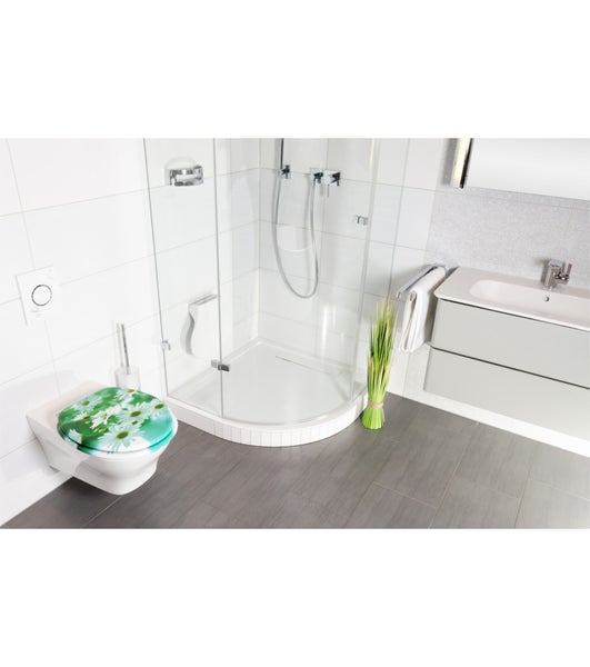 Modernes Badezimmer mit Hänge-WC inklusive Motiv-Sitz, Glas-Duschkabine, Waschbeckenunterschrank und grauen Bodenfliesen.