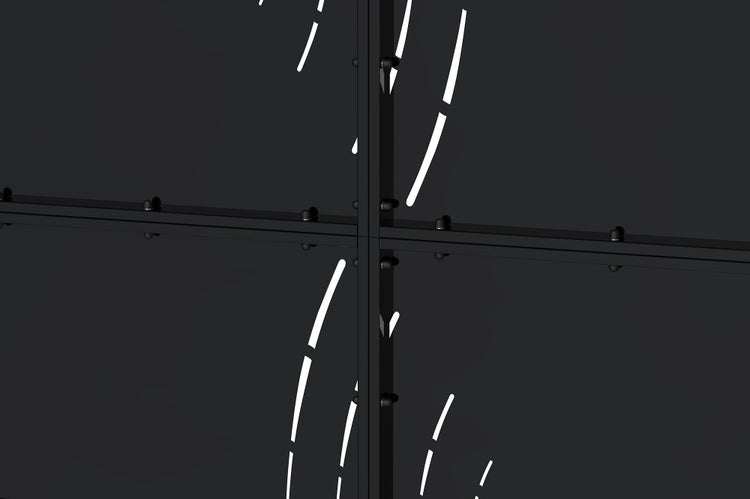 Nahaufnahme einer schwarzen reflektierenden Glasoberfläche mit einem schwarzen Rahmenkreuz und runden Halteclips.