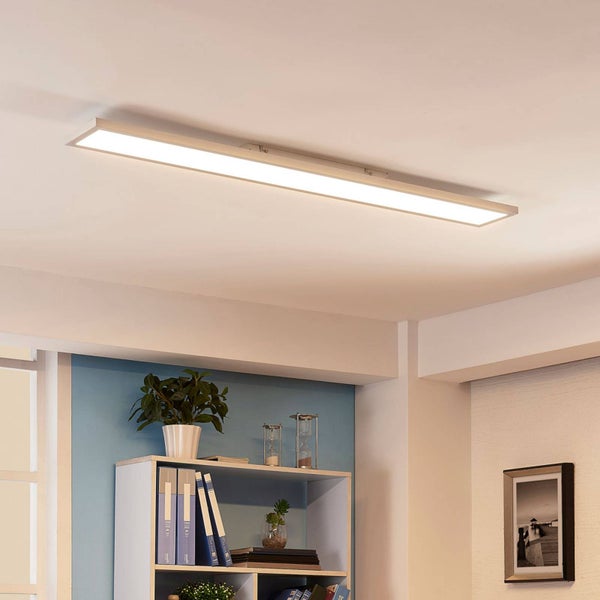Wohnzimmer mit Sofa, Stehlampe und Esstisch