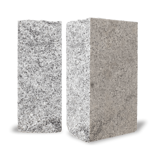 Mauerstein aus Granit, rechteckig, bruchraue Oberfläche.