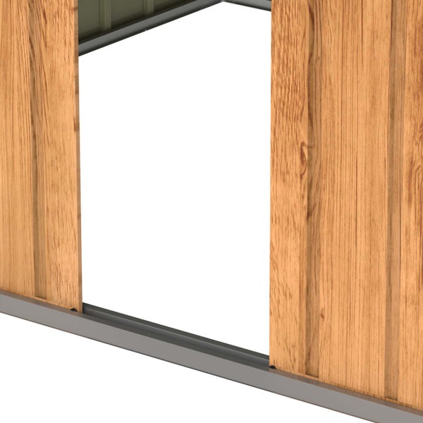 Outdoor-Szene mit zwei schwarzen Beistelltischen, Kerzen und Dekorationen auf einer Terrasse.