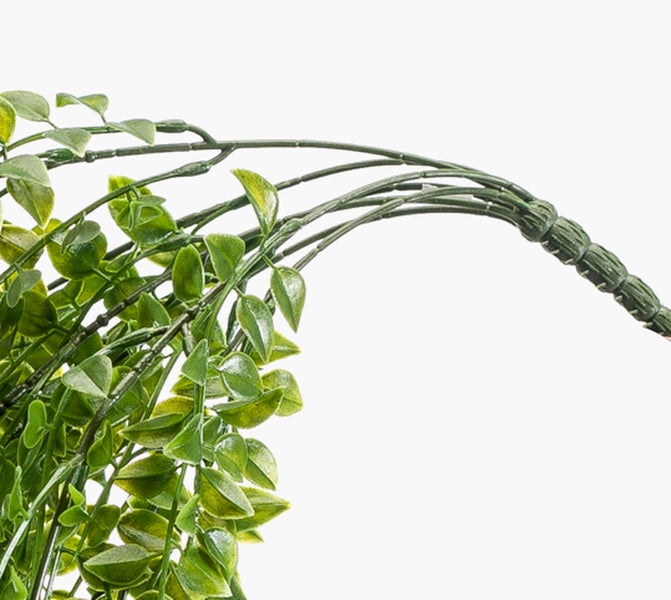 Künstliche Hängepflanze mit vielen kleinen grünen Blättern.