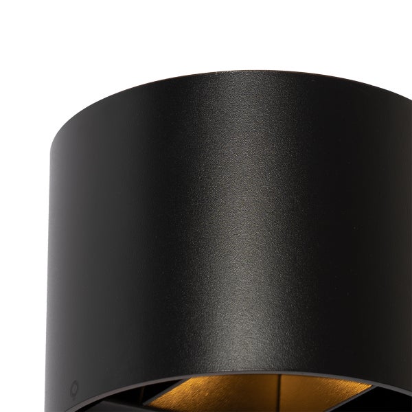 Nahaufnahme einer zylinderförmigen schwarzen Wandleuchte