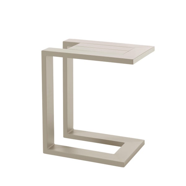 Beistelltisch in C-Form aus Aluminium in Champagner-Optik mit Lamellen-Tischplatte.