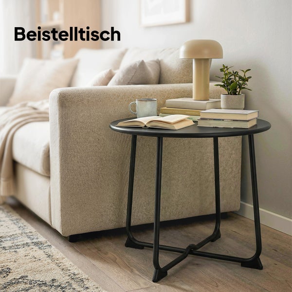 Solar-Außenleuchte mit Allwetterschutz, IP44 wasserdicht, staub- und rostbeständig, Edelstahlmast und ABS-Kopf, im Regen im Garten leuchtend.