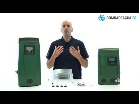 Zwei grüne Hauswasserwerke mit digitaler Anzeige und Zubehör