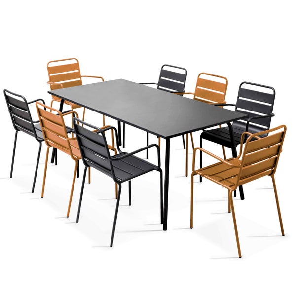 Modernes Gartenmöbel-Set mit großem rechteckigem Metalltisch und acht Stapelstühlen in Schwarz und Ocker.