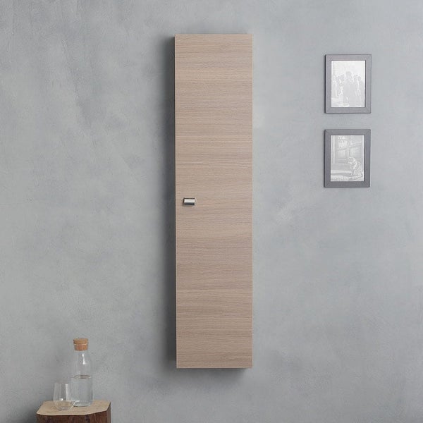 Schmaler Hängeschrank in Holzoptik fürs Badezimmer, an einer grauen Wand montiert.