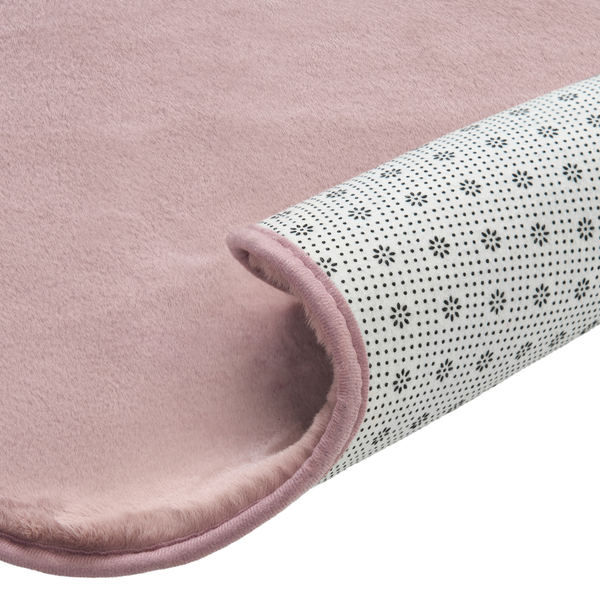 Weicher Teppich mit rutschhemmender Unterseite und flauschiger Oberfläche.