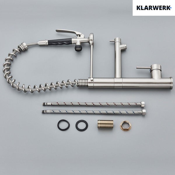 Klarwerk Küchenarmatur aus Edelstahl mit flexibler Geschirrbrause und Montagezubehör. Klarwerk Logo.