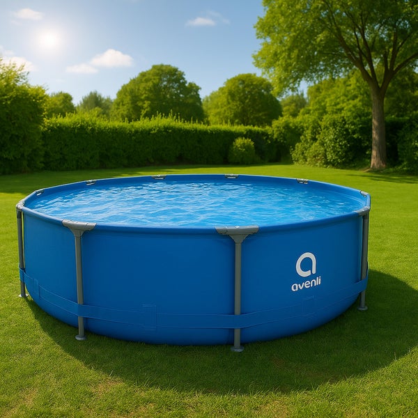 Runder Avenli Rahmenpool auf einer Rasenfläche in einem hellen und organisierten Garten mit Hecken und Bäumen bei sonnigem Wetter.
