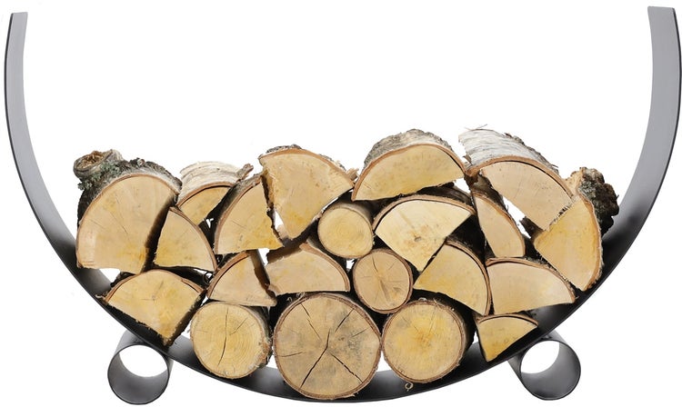 Brennholzregal aus Metall mit Holzscheiten