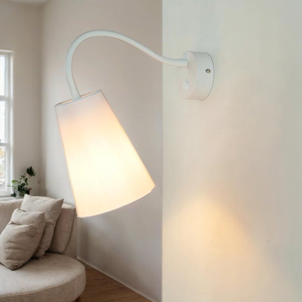 Weiße Wandleuchte mit Stoffschirm im Wohnzimmer