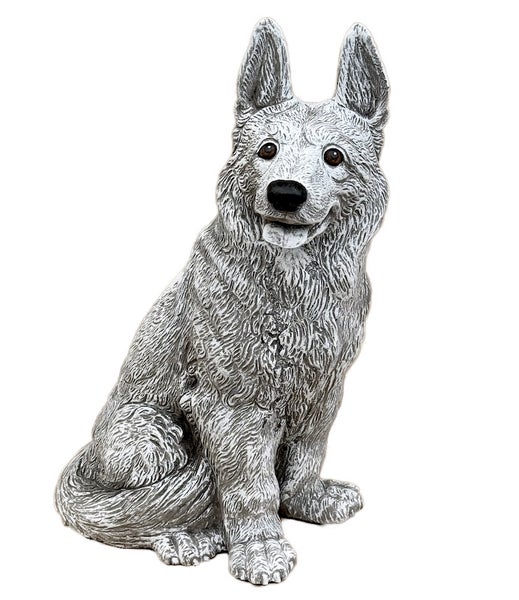Detaillierte Gartenfigur eines sitzenden Schäferhundes aus grauem Steinguss