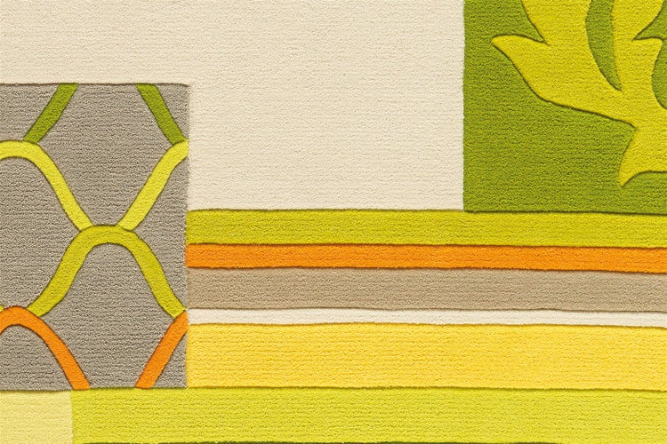 Detailansicht eines modernen Teppichs mit geometrischen Mustern, Streifen und ornamentalen Elementen aus Textilmaterial.