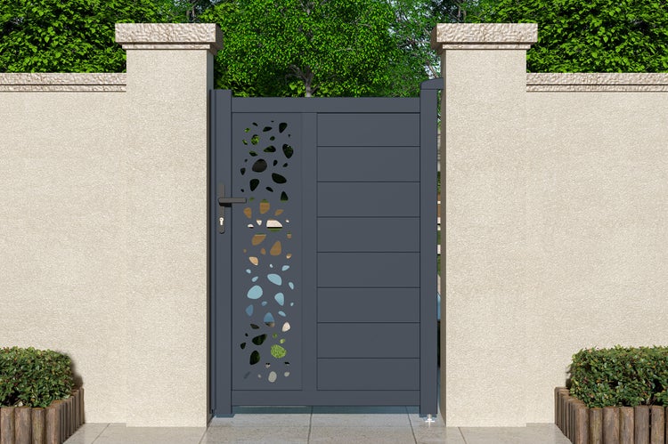 Modernes Gartentor aus Aluminium in Anthrazit mit dekorativem Lochmuster und horizontalen Lamellen, eingebaut in eine helle Mauer mit Gartenhintergrund.