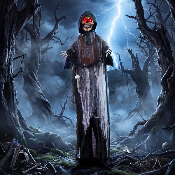 Animierte Halloween Skelett Dekofigur mit leuchtenden Augen und Ketten in einer Waldkulisse mit Blitz.