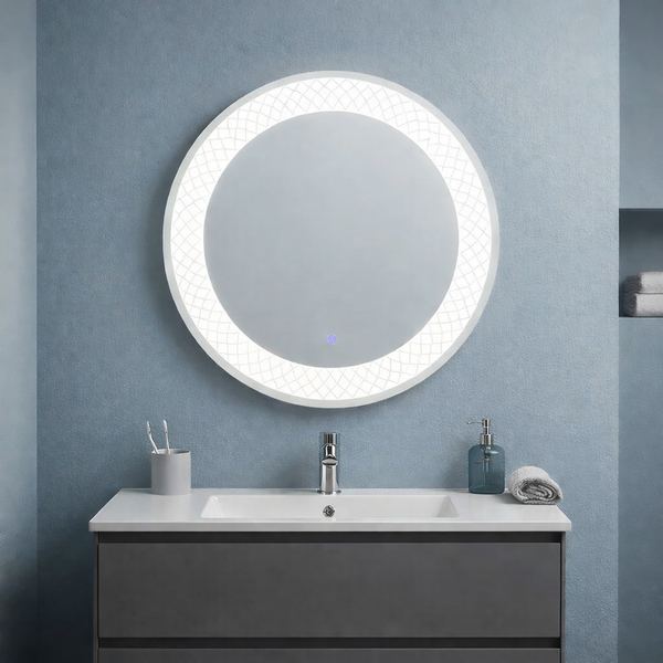 Runder LED-Badezimmerspiegel mit dekorativem Lichtring und Touch-Sensor über einem Waschtisch mit Unterschrank in einem hellen Badezimmer.