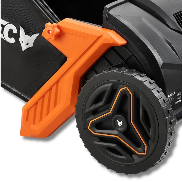 Detailansicht eines Fuxtec Rasenmähers mit Hinterrad, Griffverstellung und Fangkorb.