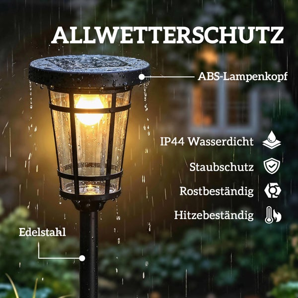 Schwarze Kandelaber Außenleuchte mit warmweißem Licht von 2600 Kelvin in einem Garten mit gepflastertem Weg bei Nacht.