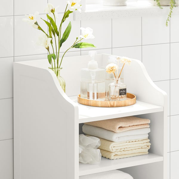 Weißes Badezimmerregal mit Handtüchern und Dekoration