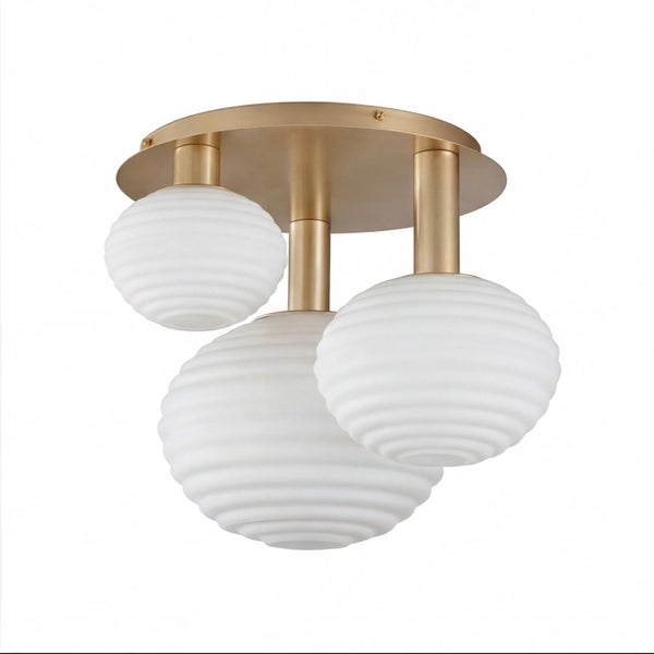 Deckenleuchte mit drei geriffelten Glasschirmen in verschiedenen Größen und runder Halterung in Goldoptik.