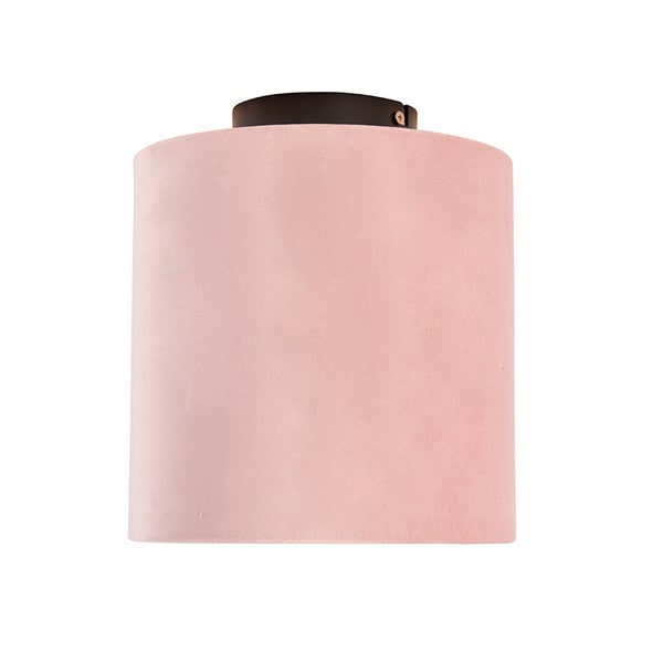Deckenleuchte mit rosa zylindrischem Samtschirm und schwarzer Metallhalterung.