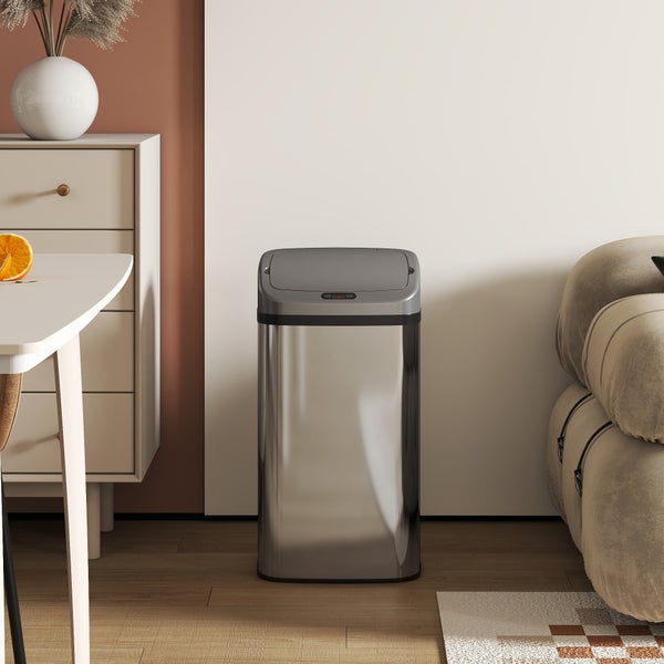 Edelstahl-Mülleimer mit Sensor im Wohnzimmer