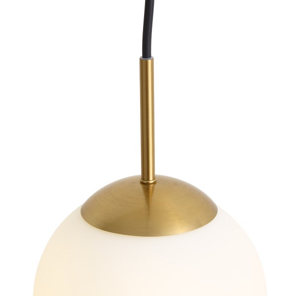 Moderne Pendelleuchte mit kugelformigem Glasschirm und metallischer Halterung in Messingoptik