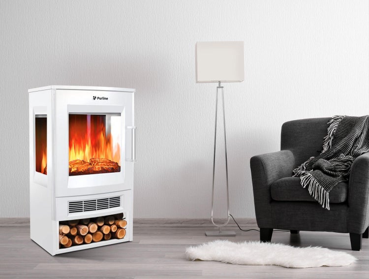 Helles Wohnzimmer mit Elektro-Kamin, Lampe und Sessel