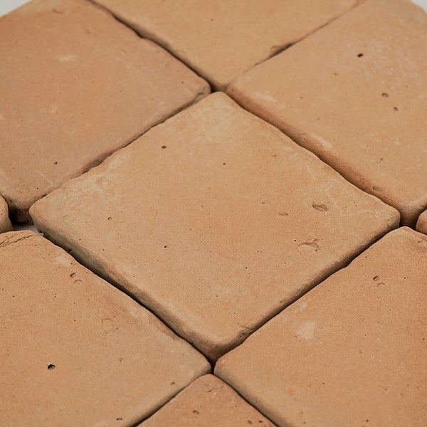 Quadratische Terracotta Bodenfliesen mit rustikaler Oberfläche im Verbund verlegt