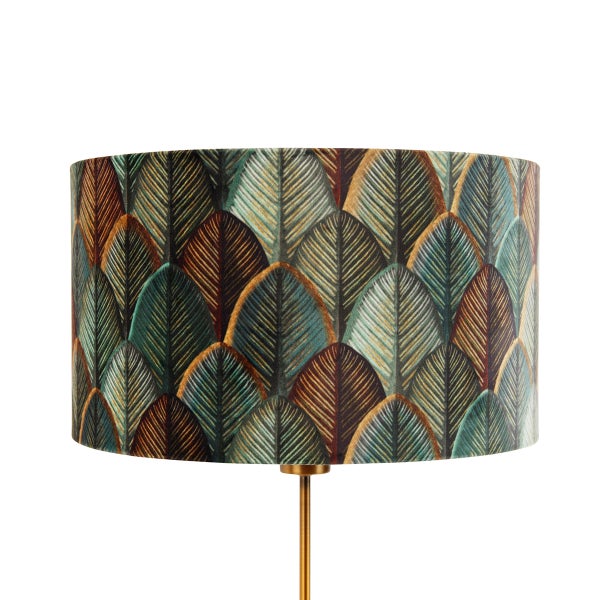 Zylindrischer Lampenschirm aus Stoff mit einem Muster aus überlappenden Blättern auf einem Metallständer.