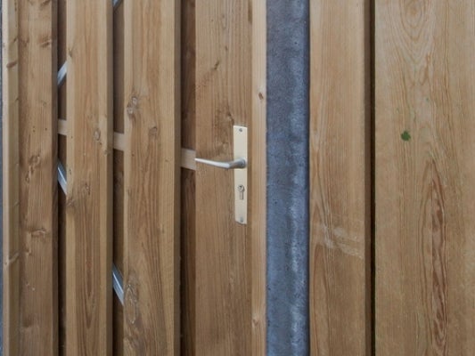 Holztor mit Metall-Türdrücker und Schließzylinder, Detailansicht der vertikalen Holzlatten.