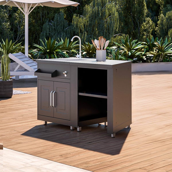 Moderne Außenküche mit Spülbecken und Armatur, Metallschrank mit Doppeltür und offenen Regalfächern auf einer hellen Holzterrasse.